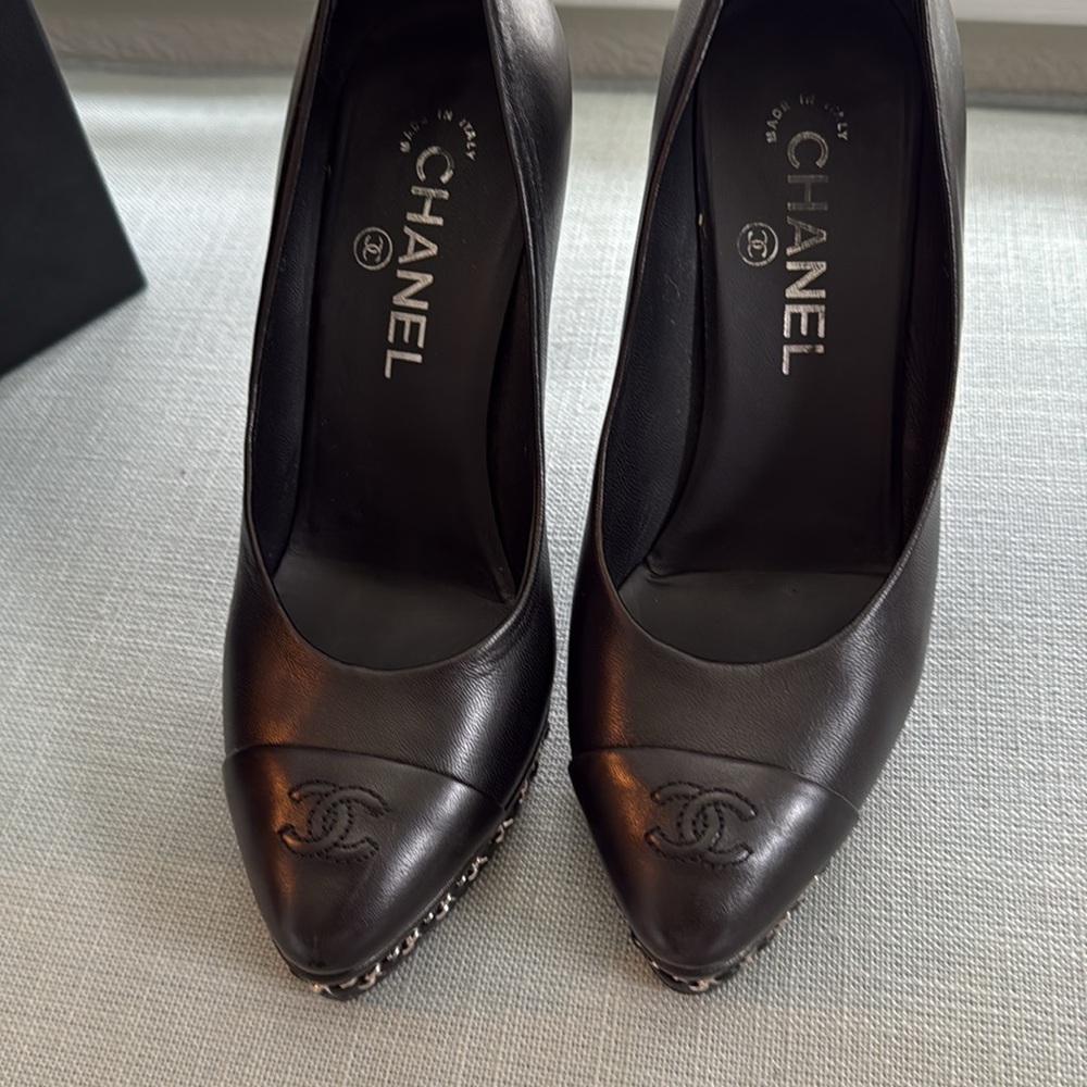 Gently worn Chanel platform pump - Picture 2 of 5